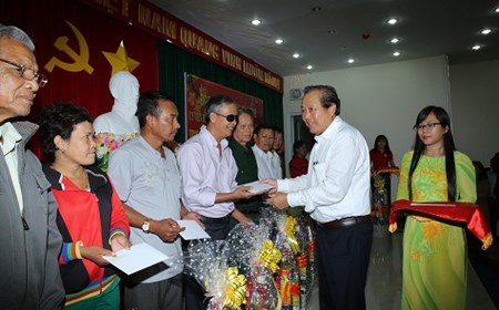 Phó Thủ tướng Trương Hòa Bình thăm, tặng quà cho các gia đình chính sách tỉnh Ninh Thuận